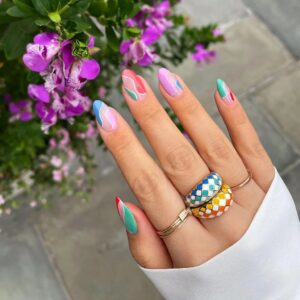 Color-changing-nail-polish-is-becoming-a-new-trend